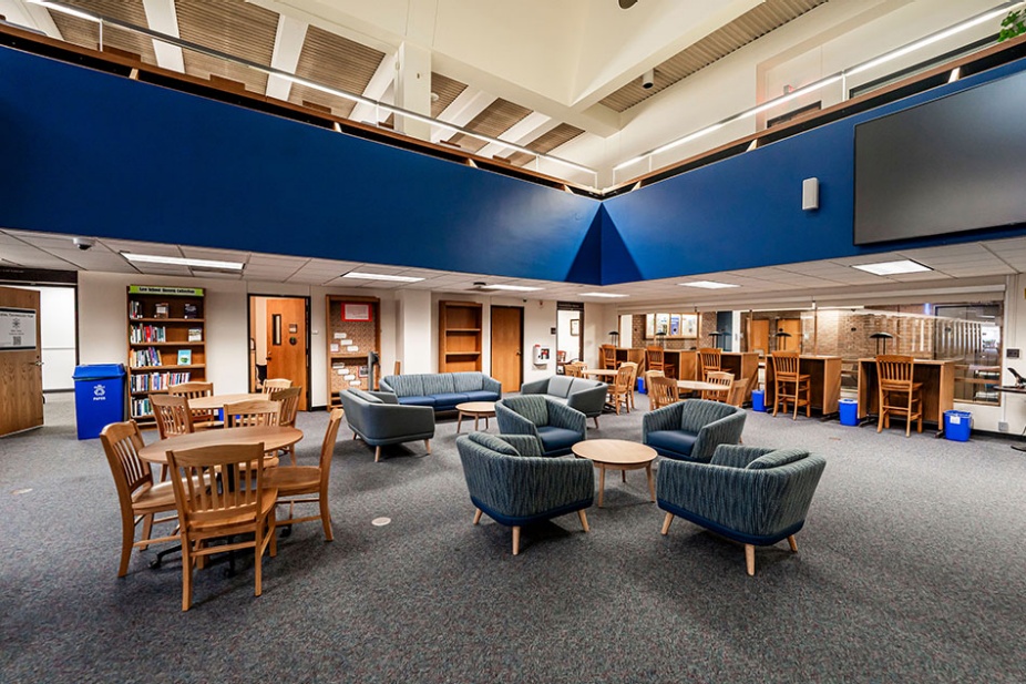 Photo of the Law Library second floor front study area. 