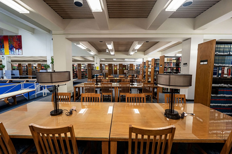 Photo of the Law Library third floor study area. 