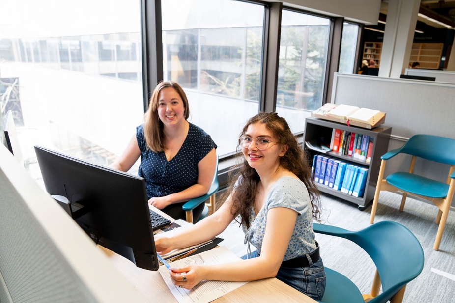 Carolyn Klotzbach-Russell (left) seated next to Veronica Bargnesi (right) during a research consultation. 